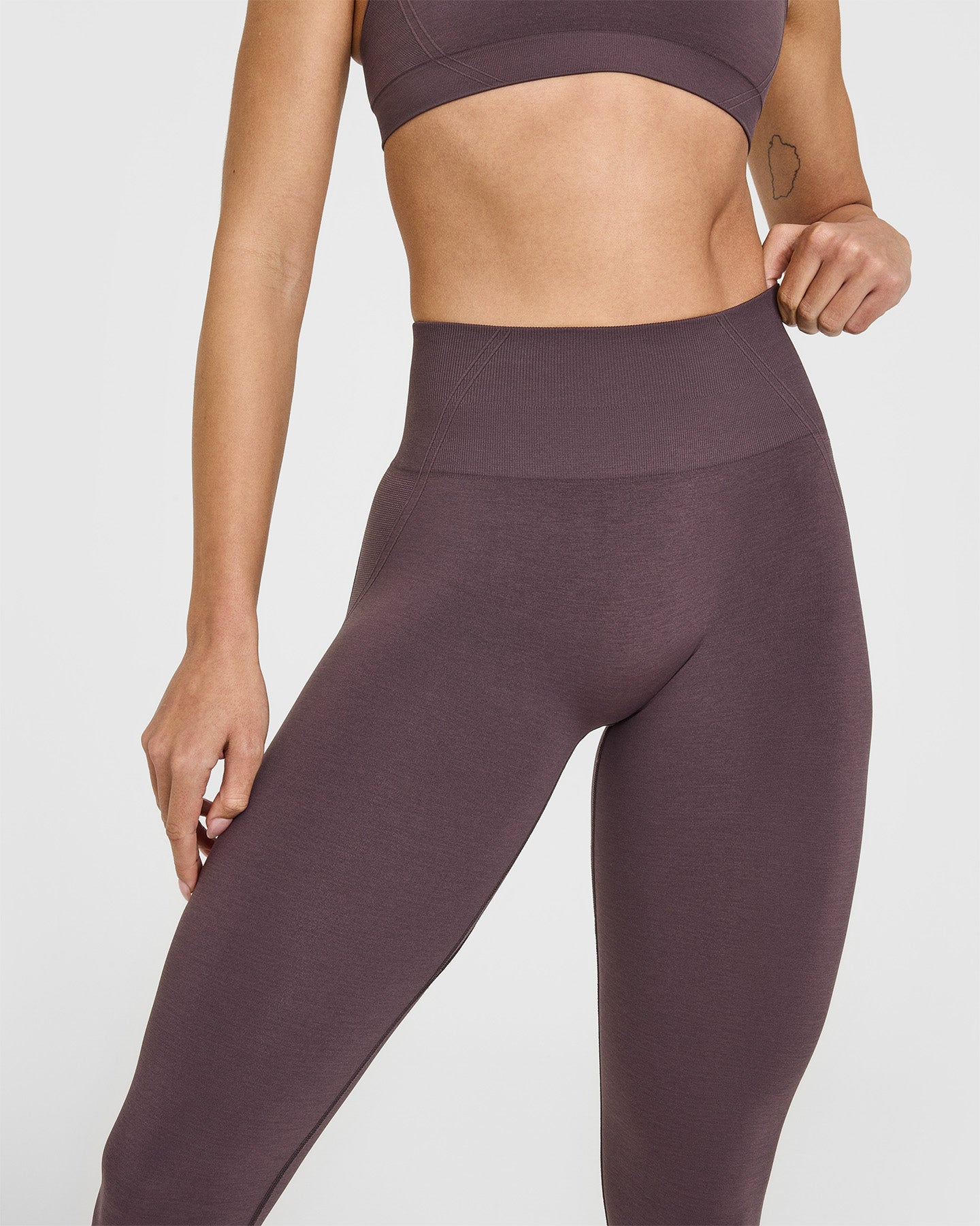 Effortless Seamless Leggings with White Logo | Umber Brown