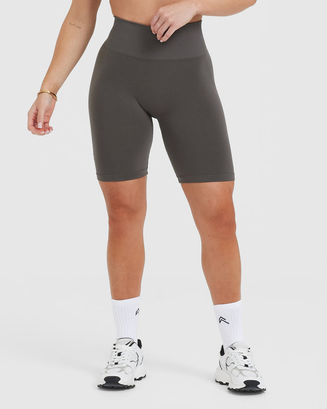 Effortless Seamless Cycling Shorts with White Logo | Deep Taupe