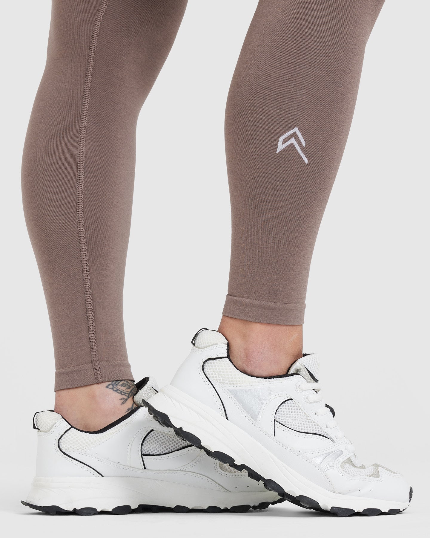 Effortless Seamless Leggings with White Logo | Washed Cool Brown