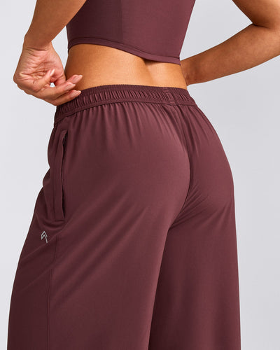 AirMove™ Straight Leg Pants with Reflective Logo | Velvet Mocha