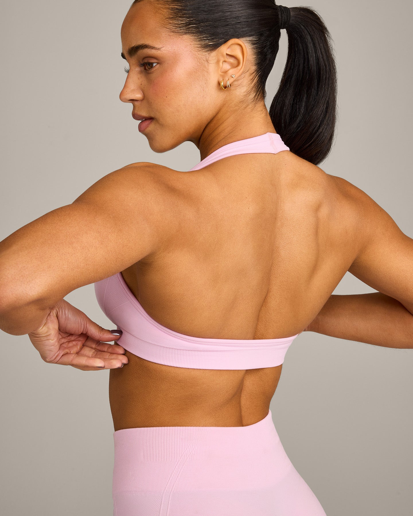 EffortlessLift™ Seamless Halter Neck Sports Bra with Grey Logo | Chalk Pink
