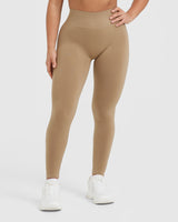 Effortless Seamless Leggings with White Logo | Dune Brown